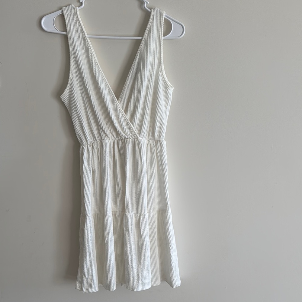 Elegant White Sleeveless Dress